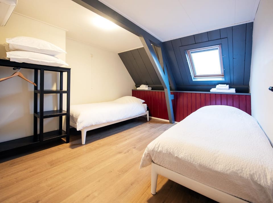 Bedroom, towels