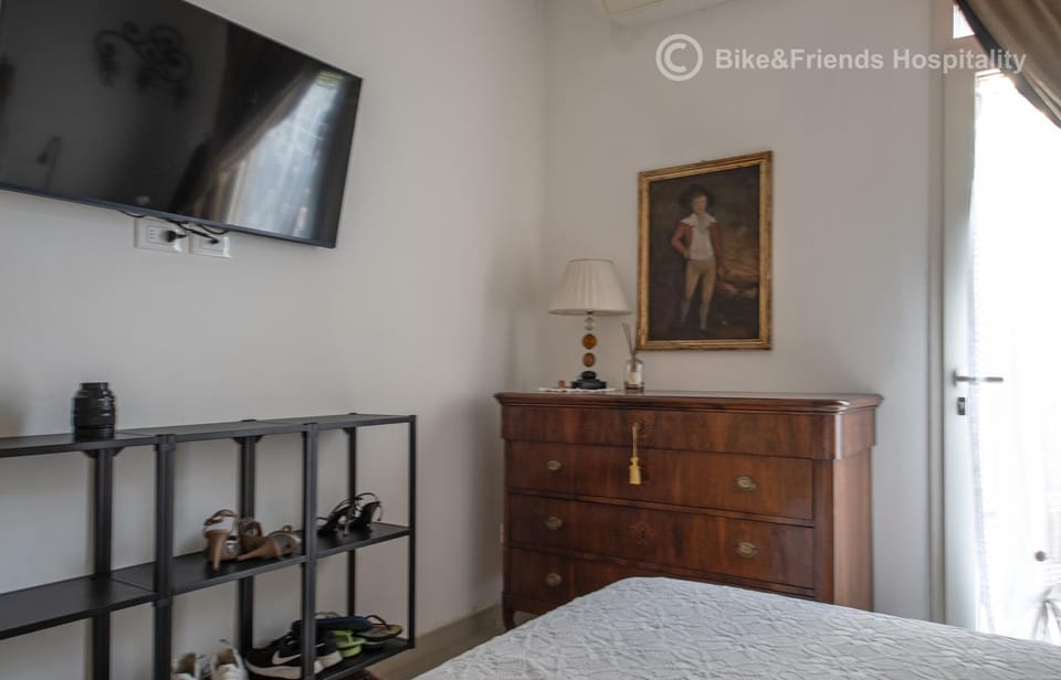TV and multimedia, Photo of the whole room, Bedroom