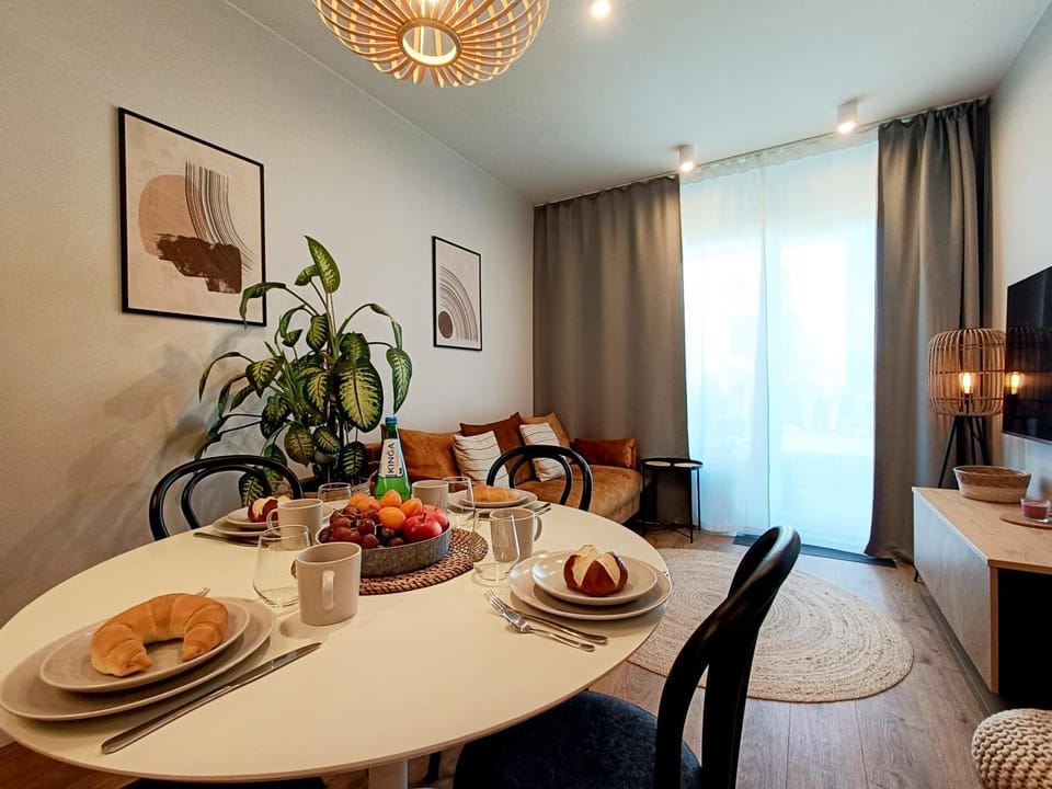 TV and multimedia, Food and drinks, Seating area, Dining area