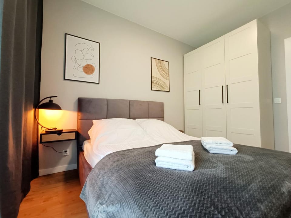 Bed, Bedroom, towels