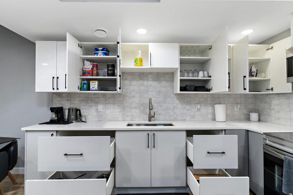 Blissful Nest - Cozy, Classy 2 Bedroom Private Suite Netflix, free Parking, 20 minutes to West Edmonton Mall and Airport Apartment in Edmonton