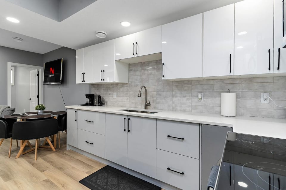 Blissful Nest - Cozy, Classy 2 Bedroom Private Suite Netflix, free Parking, 20 minutes to West Edmonton Mall and Airport Apartment in Edmonton