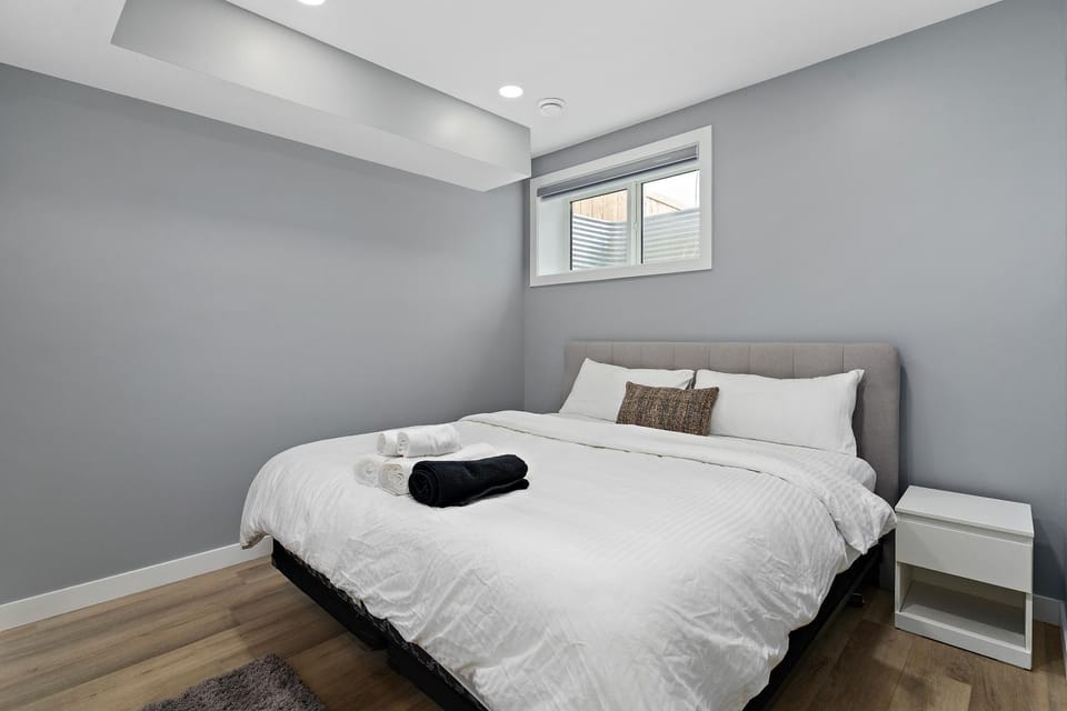 Blissful Nest - Cozy, Classy 2 Bedroom Private Suite Netflix, free Parking, 20 minutes to West Edmonton Mall and Airport Apartment in Edmonton