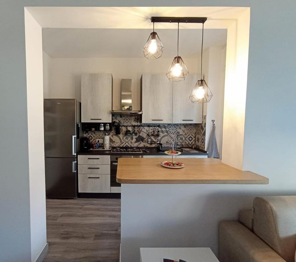 Kitchen or kitchenette, dishwasher, oven