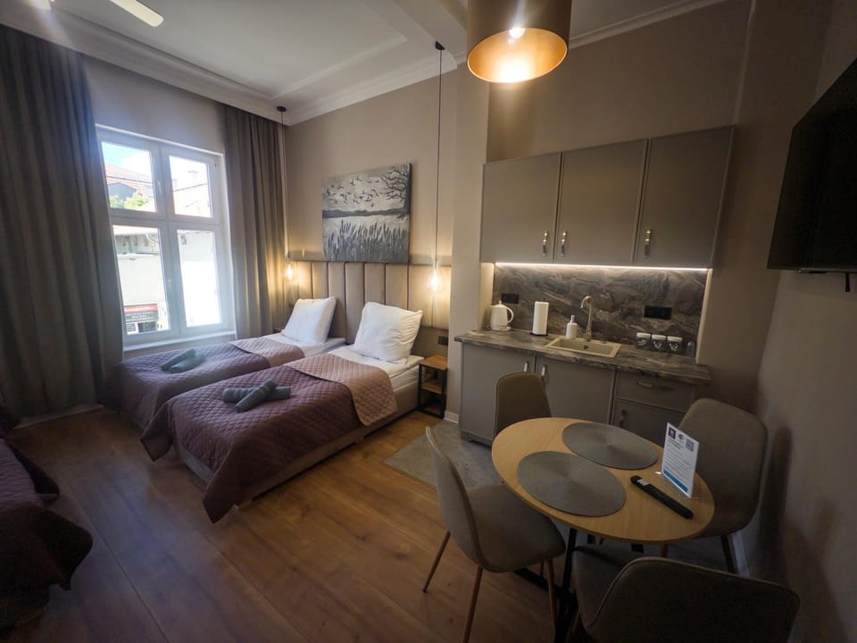 Bed, TV and multimedia, Coffee/tea facilities, Kitchen or kitchenette, Living room, Photo of the whole room, Seating area, Dining area, Bedroom