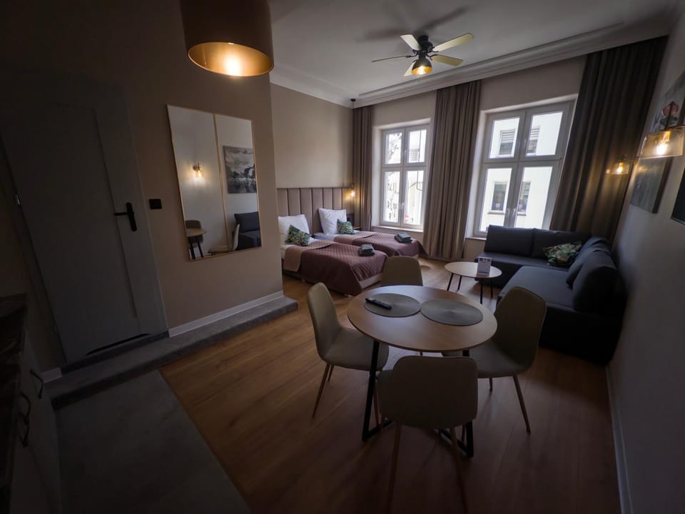 Bed, TV and multimedia, Living room, Photo of the whole room, Seating area, Dining area, Bedroom