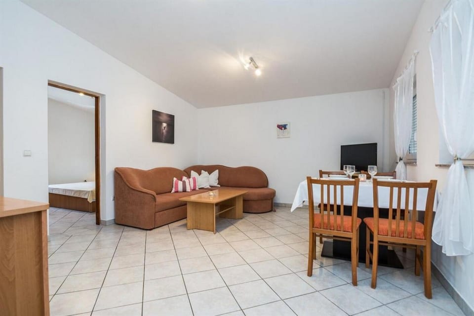 TV and multimedia, Kitchen or kitchenette, Seating area, Bedroom