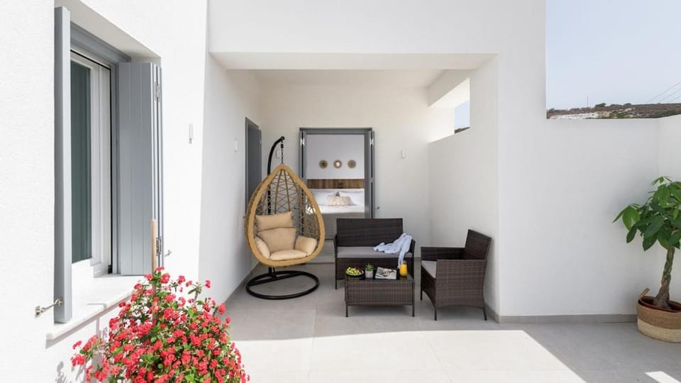 Patio, Day, View (from property/room), Balcony/Terrace, Living room, Seating area