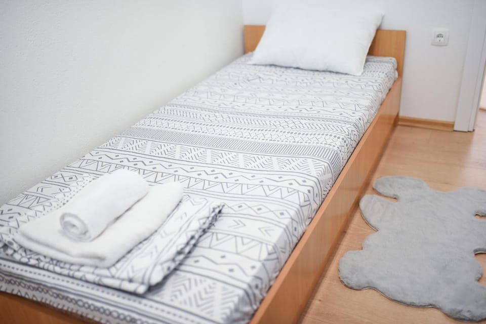 Bed, Bedroom, towels