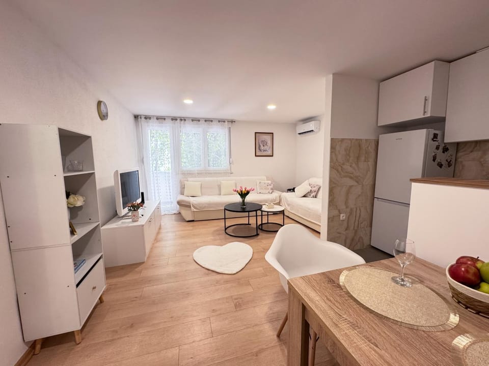 TV and multimedia, Kitchen or kitchenette, Living room, Seating area, Dining area, air conditioner