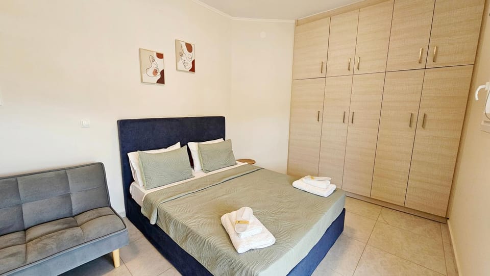 Bed, Photo of the whole room, towels, wardrobe