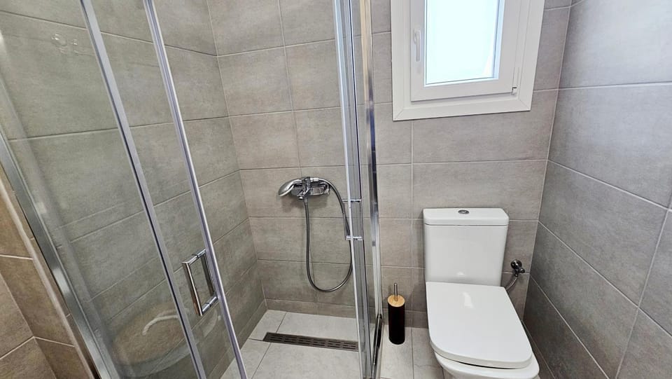 Shower, Toilet