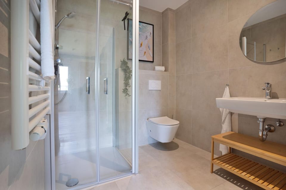 Shower, Toilet, Bathroom, towels