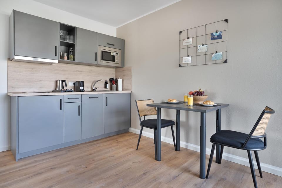 Coffee/tea facilities, Kitchen or kitchenette, Dining area, microwave, stove