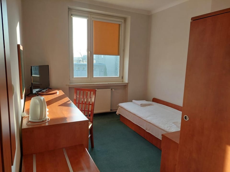 Bed, TV and multimedia, Photo of the whole room, towels, wardrobe