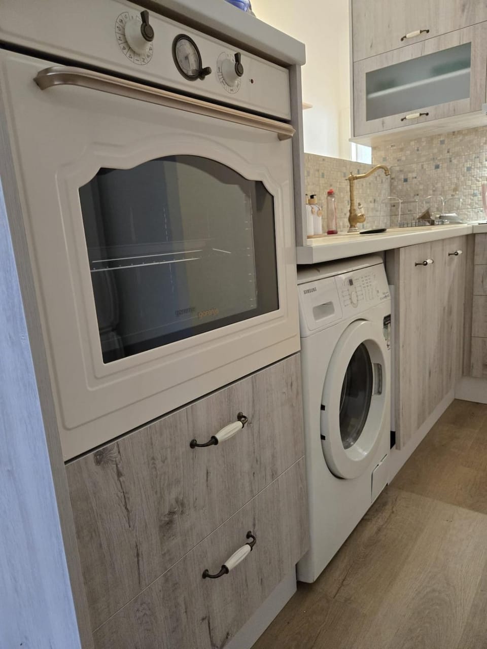 Kitchen or kitchenette, dishwasher, oven, washing machine