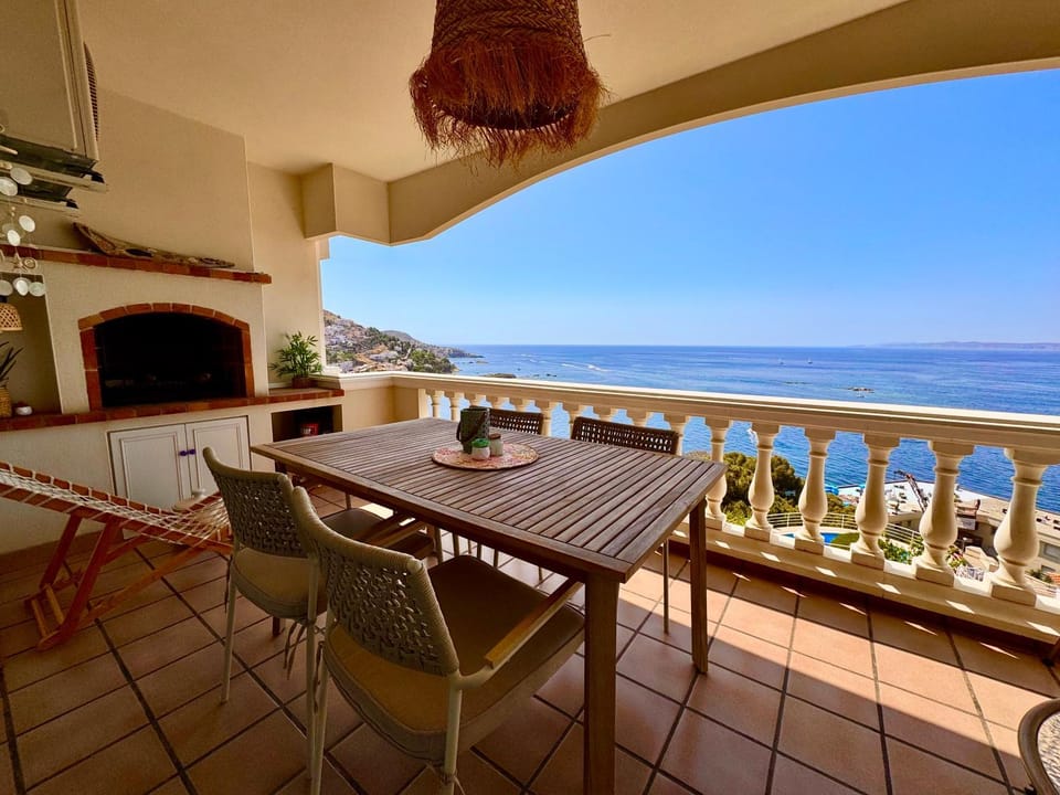 Panoramic Cala Canyelles, Pool Apartment in Roses