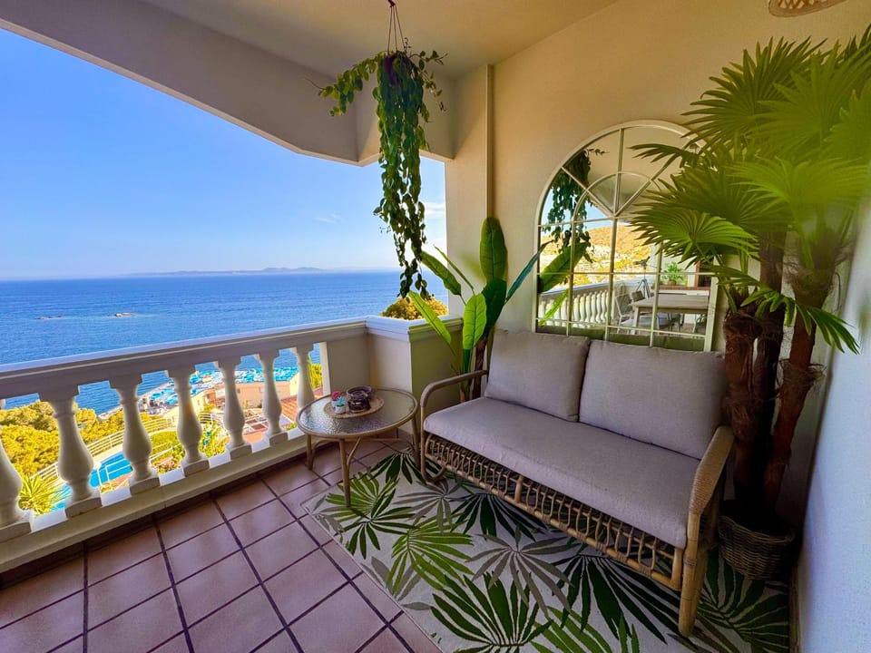 Panoramic Cala Canyelles, Pool Apartment in Roses