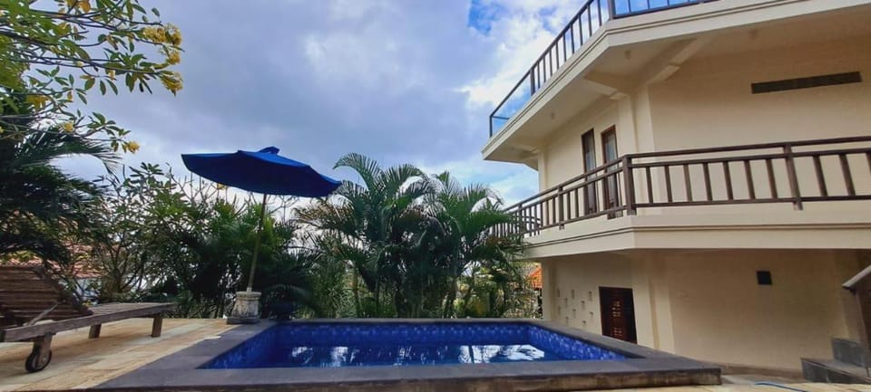 Property building, Patio, Day, Pool view, Swimming pool, sunbed