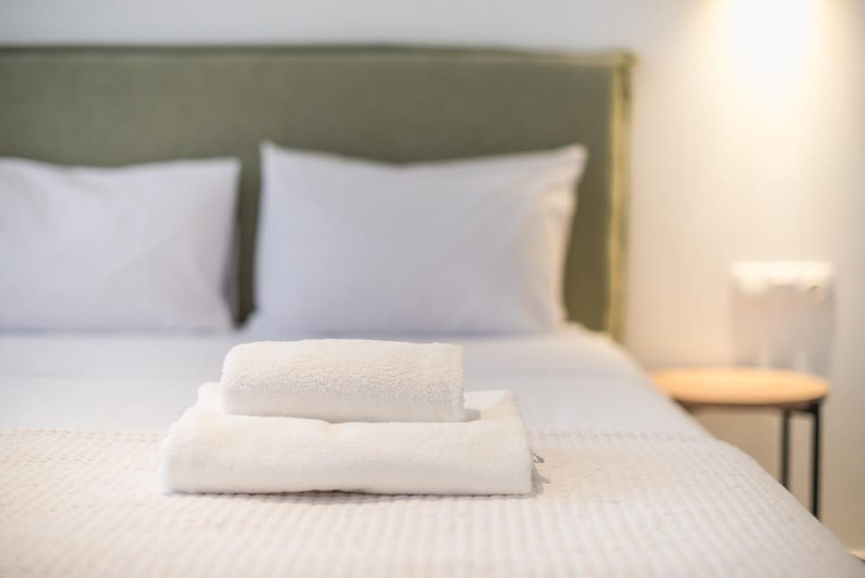 Bed, towels