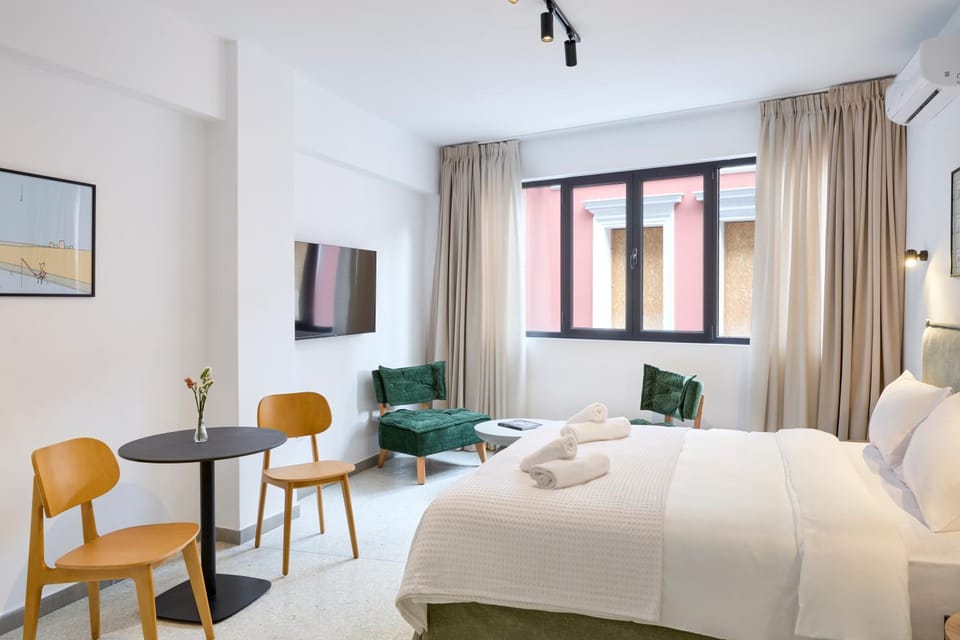 Bed, TV and multimedia, Seating area, Dining area, Bedroom, air conditioner