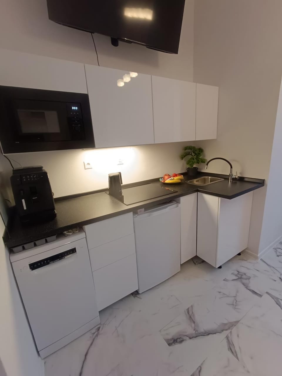 Kitchen or kitchenette, minibar, stove
