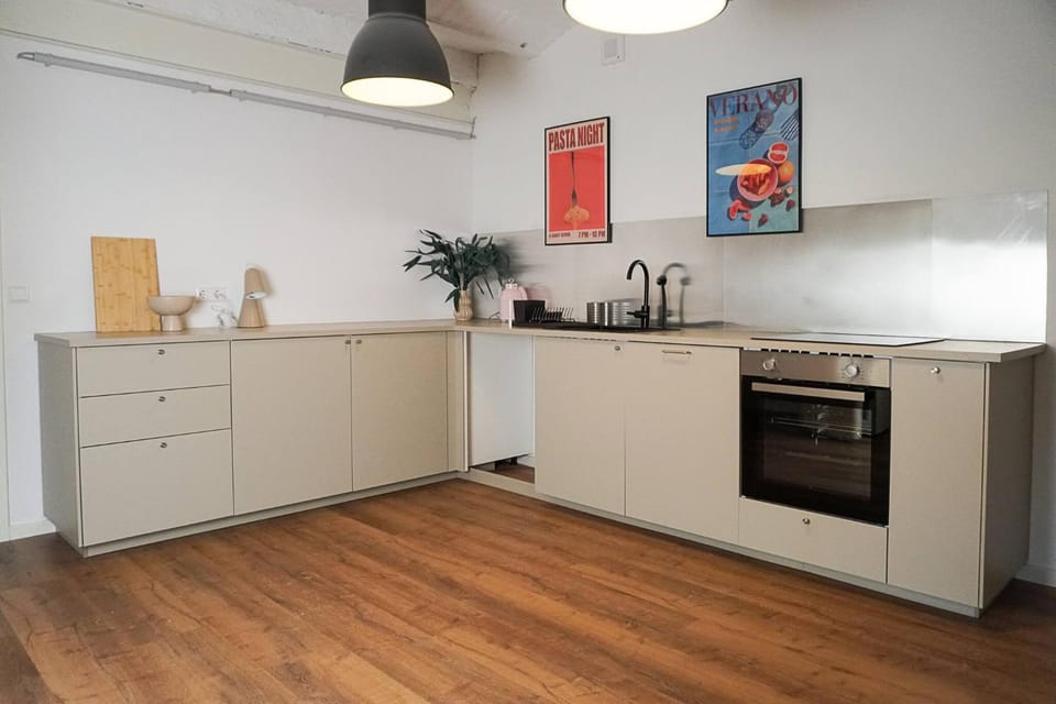 Kitchen or kitchenette, dishwasher, oven