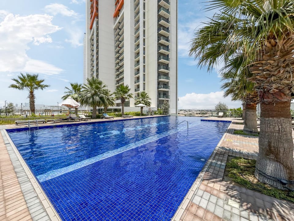 Property building, Day, Pool view, Swimming pool