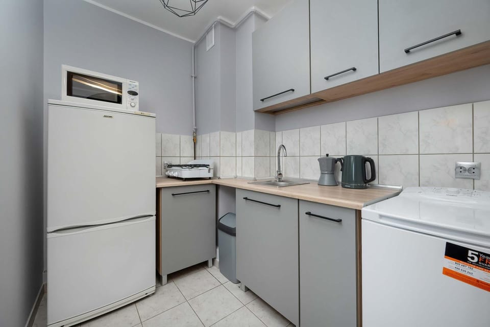Kitchen or kitchenette, oven, stove
