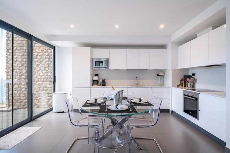 Kitchen or kitchenette, Dining area, oven, stove