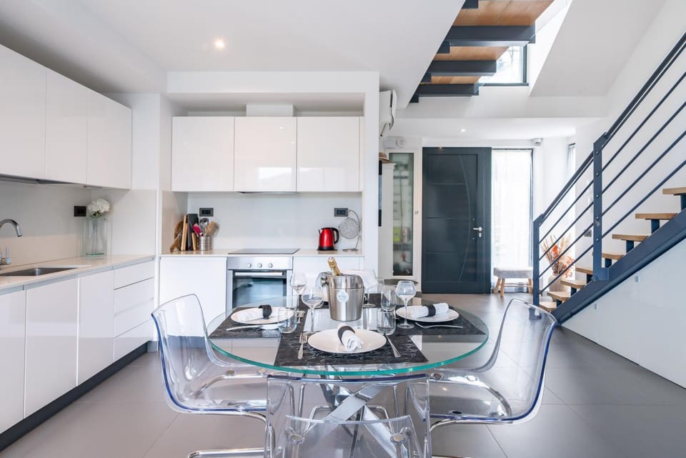 Kitchen or kitchenette, Living room, Seating area, Dining area, stove
