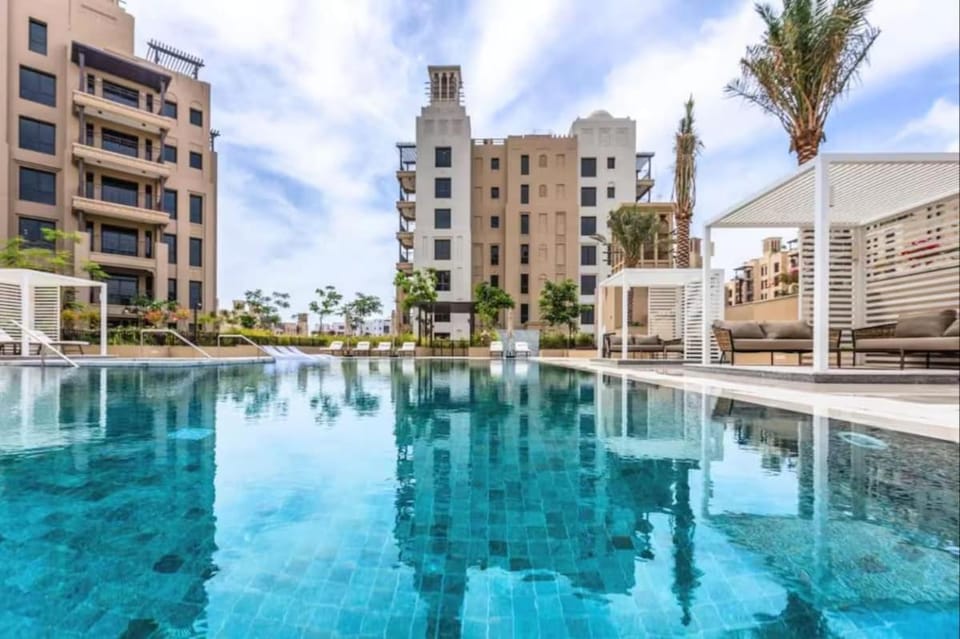 Beachside Calm 1BR - Pool, Gym & Stylish Retreat in Prime Dubai Spot Apartment in Dubai