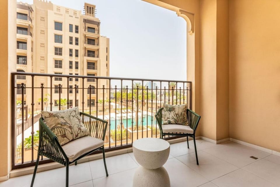 Beachside Calm 1BR - Pool, Gym & Stylish Retreat in Prime Dubai Spot Apartment in Dubai