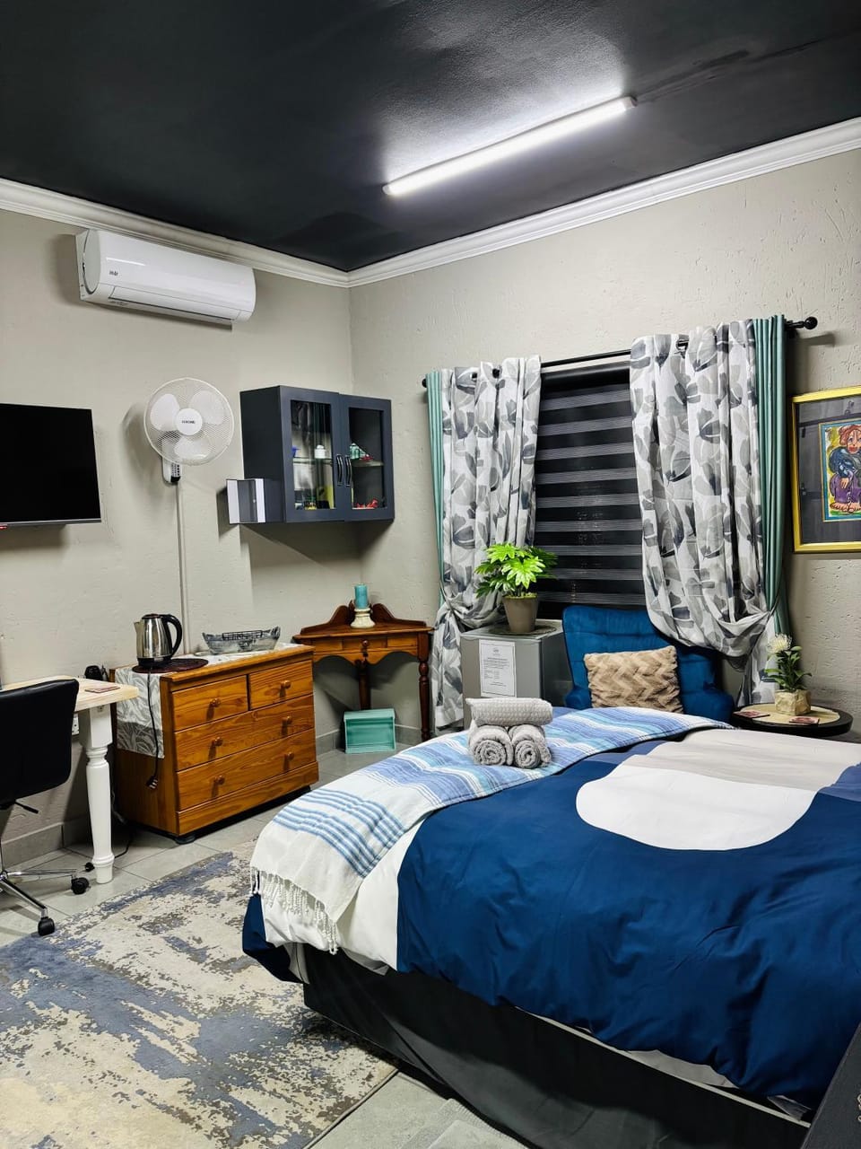 Bed, Seating area, Bedroom