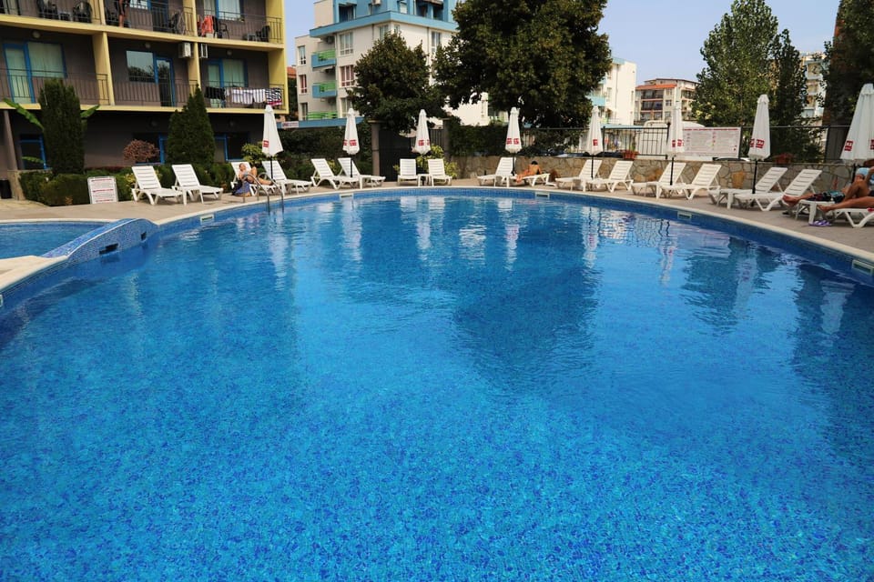 Swimming pool, sunbed