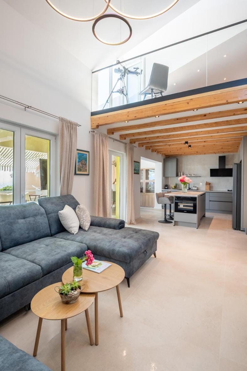 TV and multimedia, Living room, Seating area, air conditioner