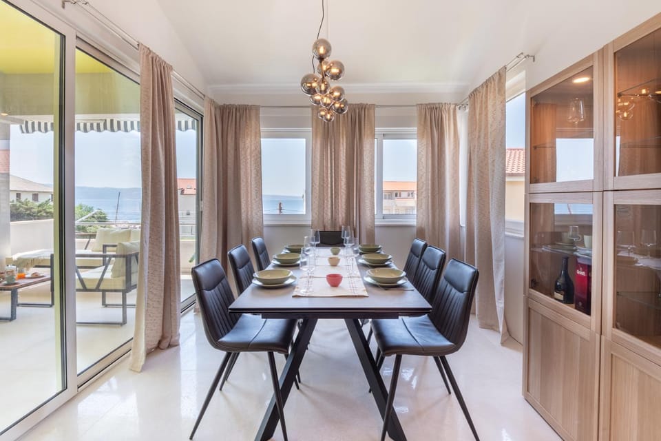 Seating area, Dining area