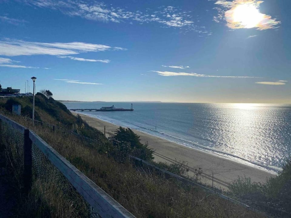 Central 3 Bed Town House - 8mins walk to beach WIFI Apartment in Bournemouth