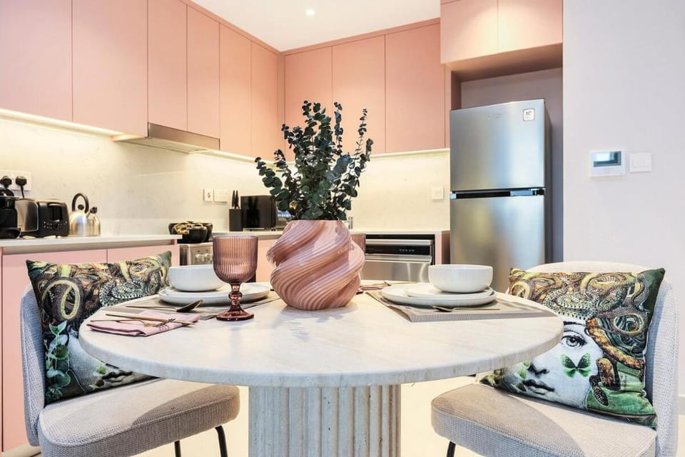 FIRST CLASS 1BR Classic Luxe Getaway Apartment in Dubai