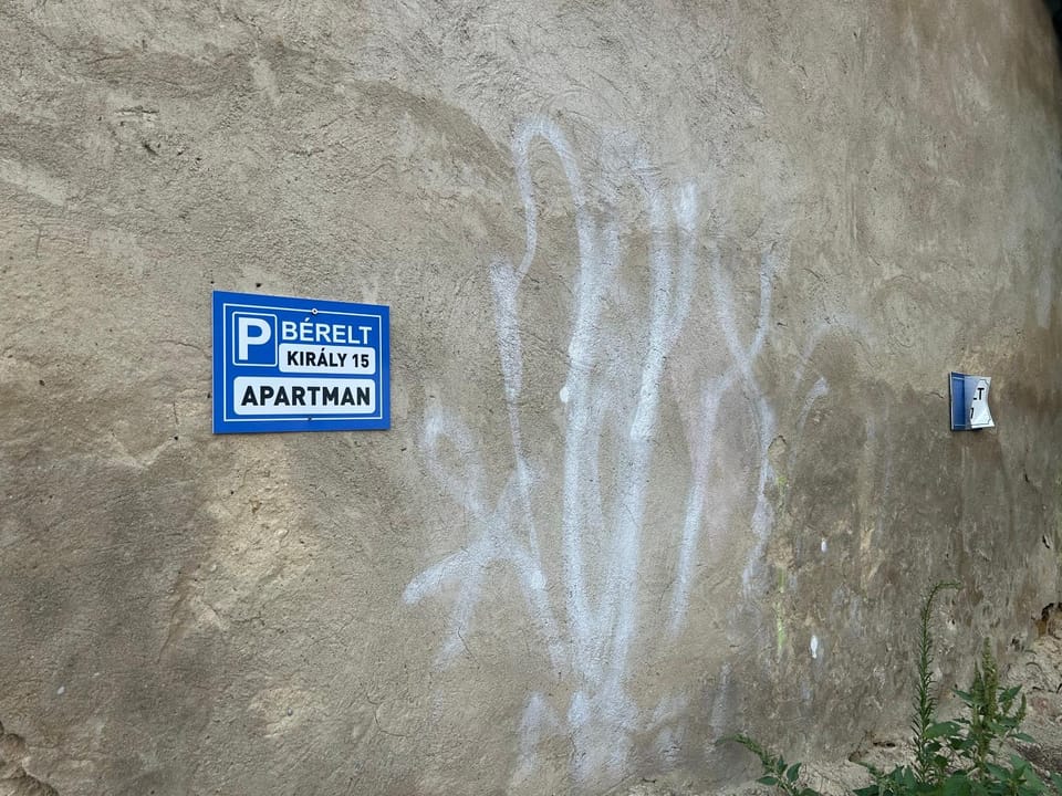Text overlay, Parking