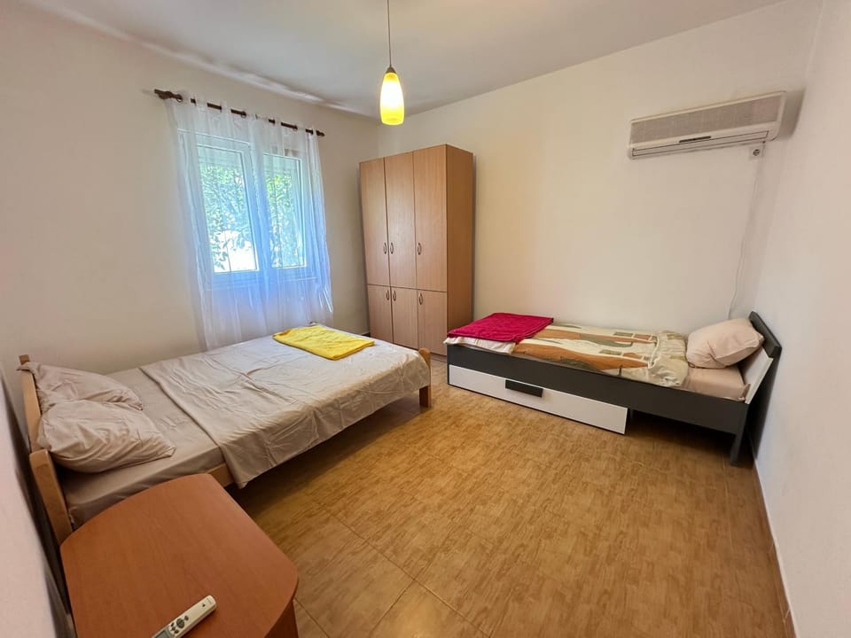 Bed, Photo of the whole room, Bedroom, air conditioner