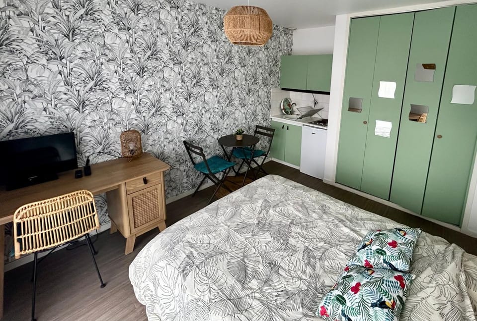 Bed, TV and multimedia, Kitchen or kitchenette, Living room, Photo of the whole room, Seating area, Bedroom, wardrobe