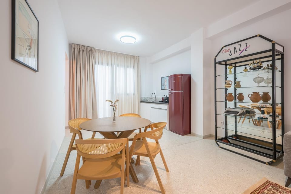 Coffee/tea facilities, Kitchen or kitchenette, Decorative detail, Dining area, storage, kitchen