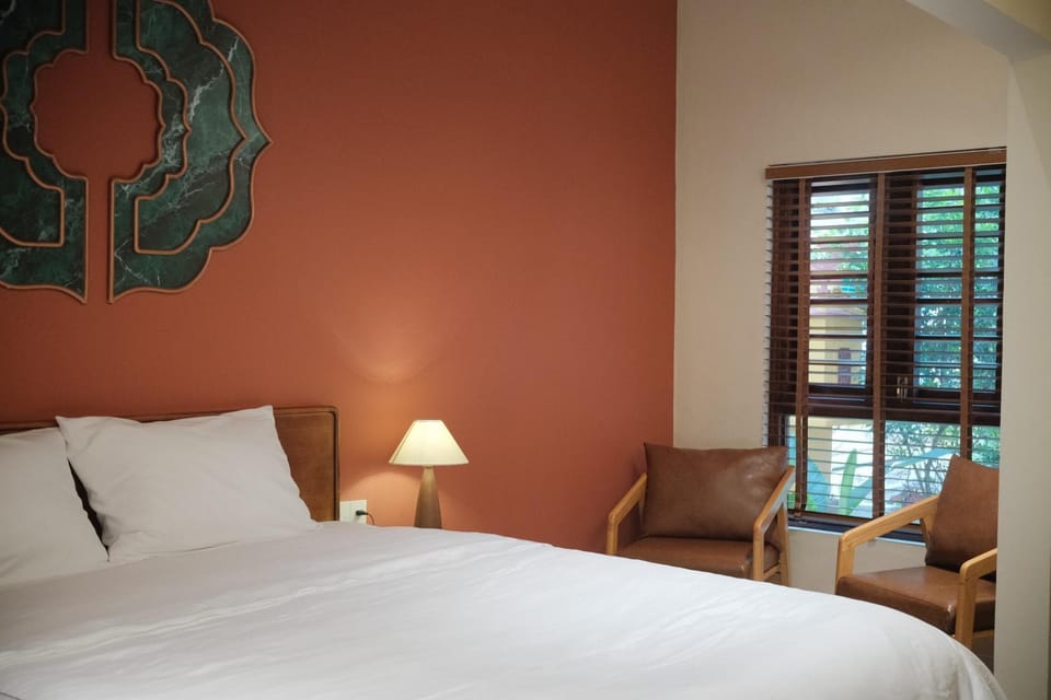 Bed, Living room, Photo of the whole room, Seating area, Bedroom