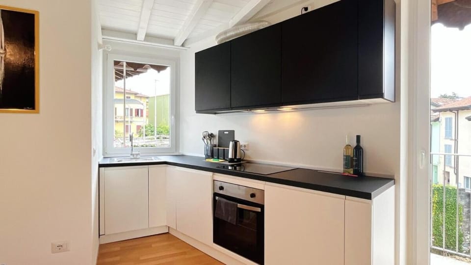 Coffee/tea facilities, Kitchen or kitchenette, dishwasher, oven, stove