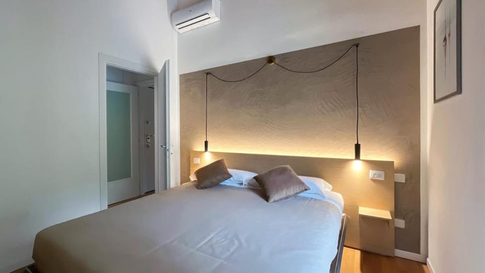 Bed, Photo of the whole room, Bedroom, air conditioner