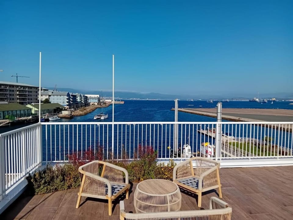 Luxury Marina Apartment, Pool, Views & Prime Location Apartment in Gibraltar