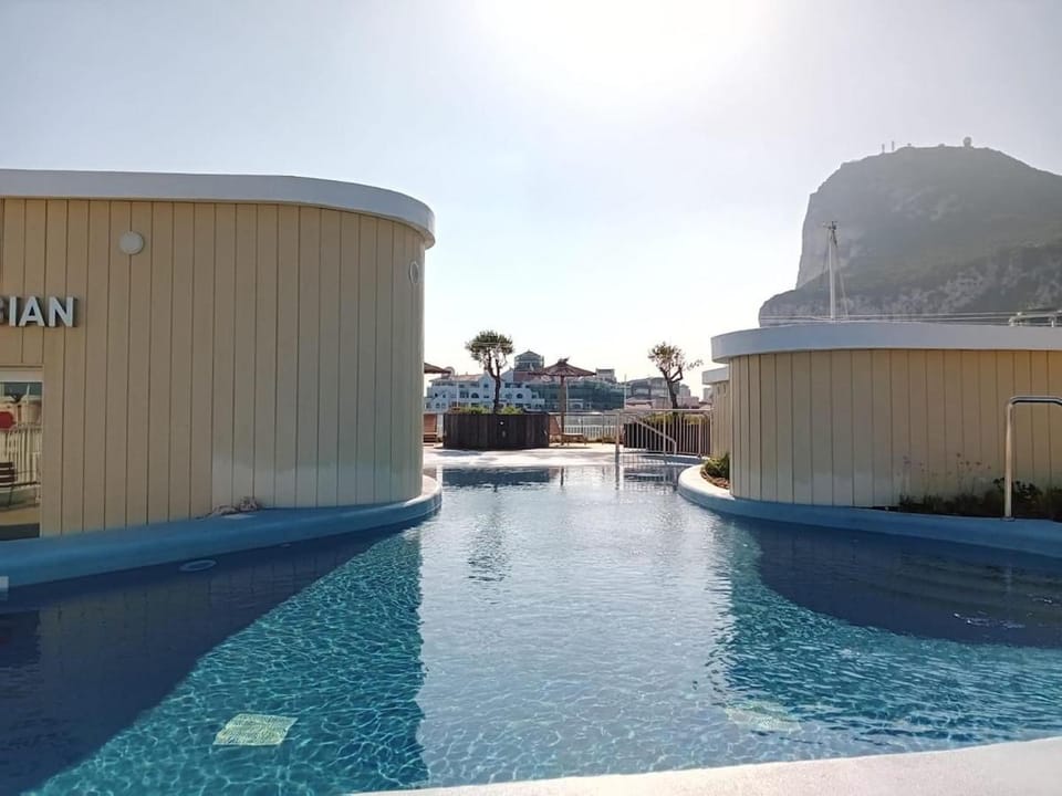 Luxury Marina Apartment, Pool, Views & Prime Location Apartment in Gibraltar