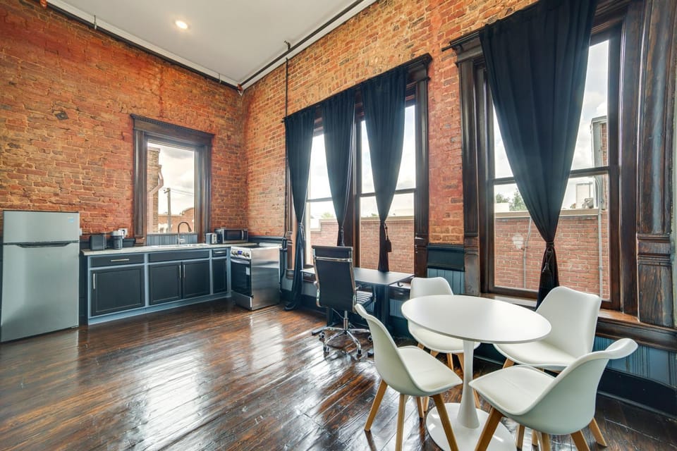 Explore Downtown Marshall: Historic Studio Getaway Apartment in Marshall