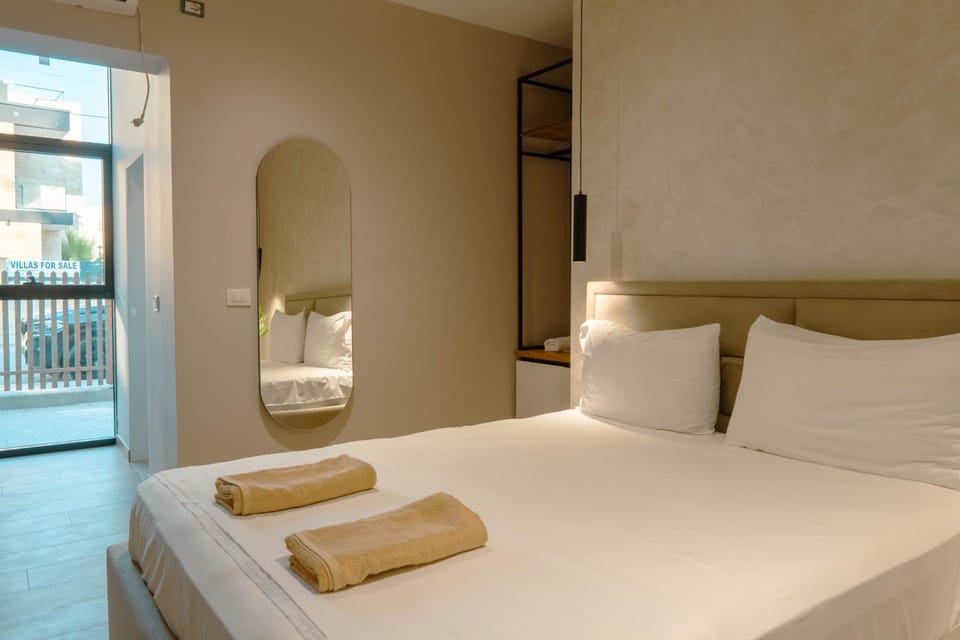 Bed, Photo of the whole room, Bedroom, towels